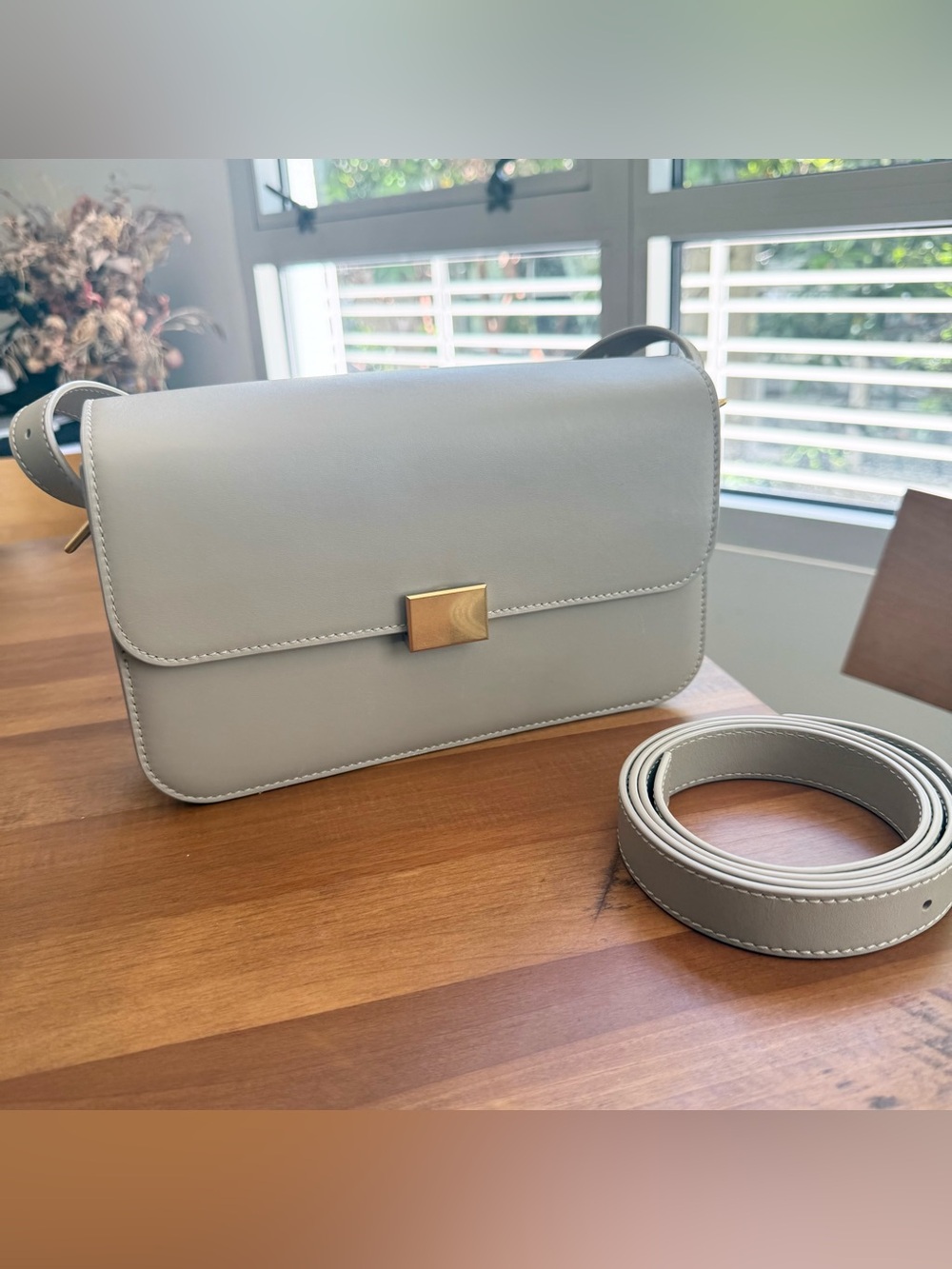 The Curate Classic Shoulder Bag (Light Gray)